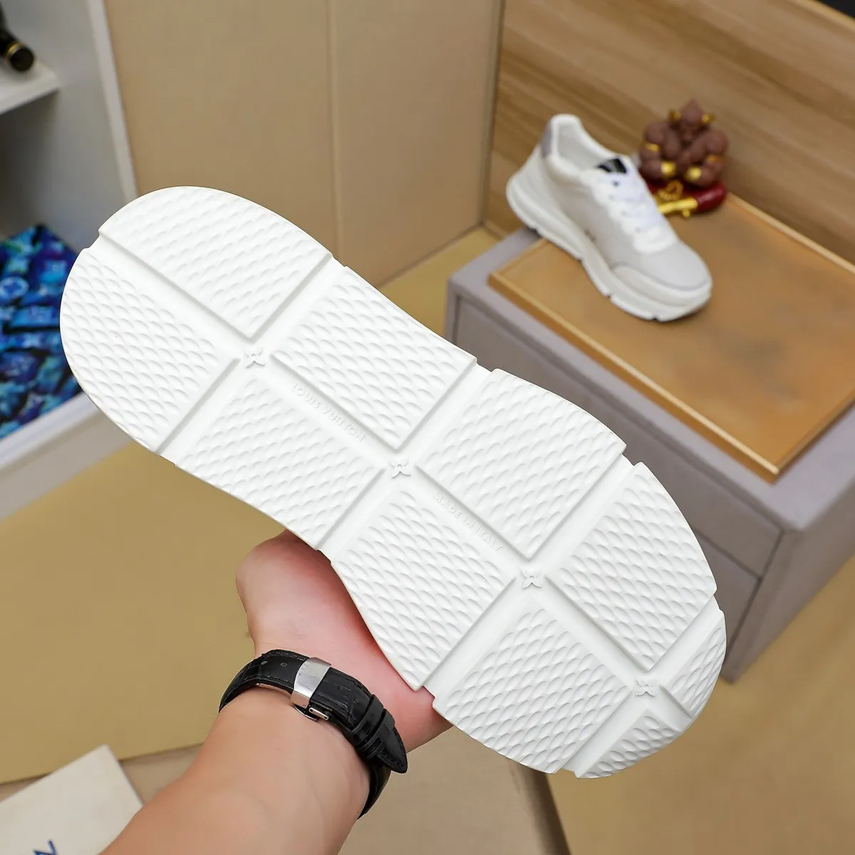 Ex-factory price: 440¥🌹🌹[LV Louis Vuitton] new low-top casual men's shoes. A must-have for fashionable men, new products are released in Hong Kong counters [strong], big-name style, European and American masters strongly create unique styles, comfortable on the feet, super soft outsole, super wear-resistant. Gives people a strong visual impact. Material: imported first-layer cowhide leather upper ➕rubber non-slip outsole, rubber graphics matching, 38 to 44
